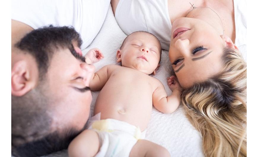 Egy ágyban a babával? Az együtt alvással kapcsolatos érvek és ellenérvek