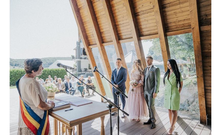 Az esküvői tanú kiválasztása és feladatai